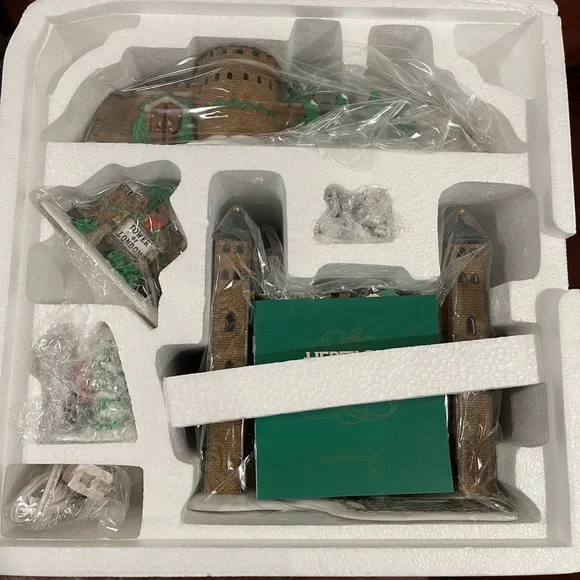 Dickens Village - Picture 2 of 3